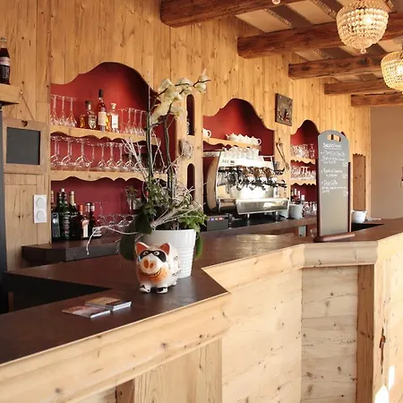 Hotel Restaurant L'Apres Ski מלון 3*